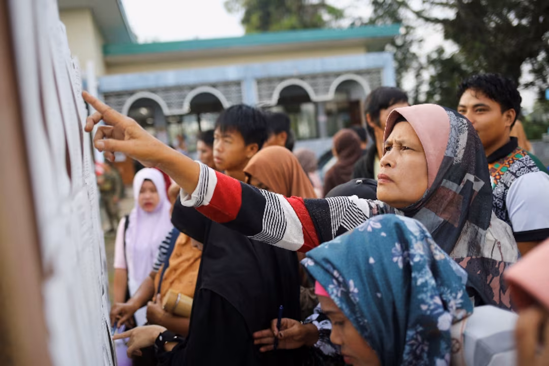 Philippines' south begins voting after three slain amid election violence