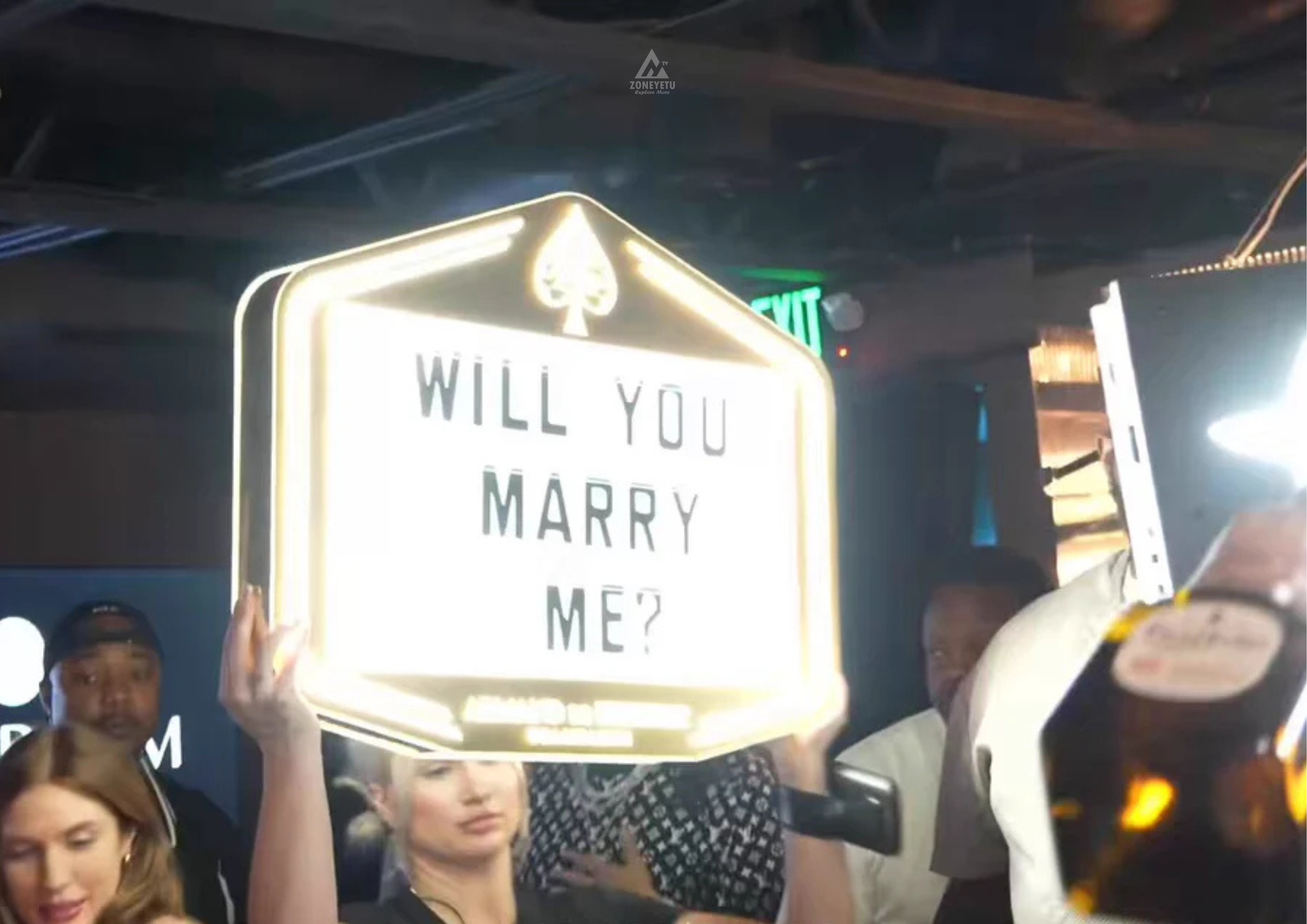 Blueface Amvisha Chrisean Rock Pete ya Uchumba Klabuni kwa Bango la “Will You Marry Me”