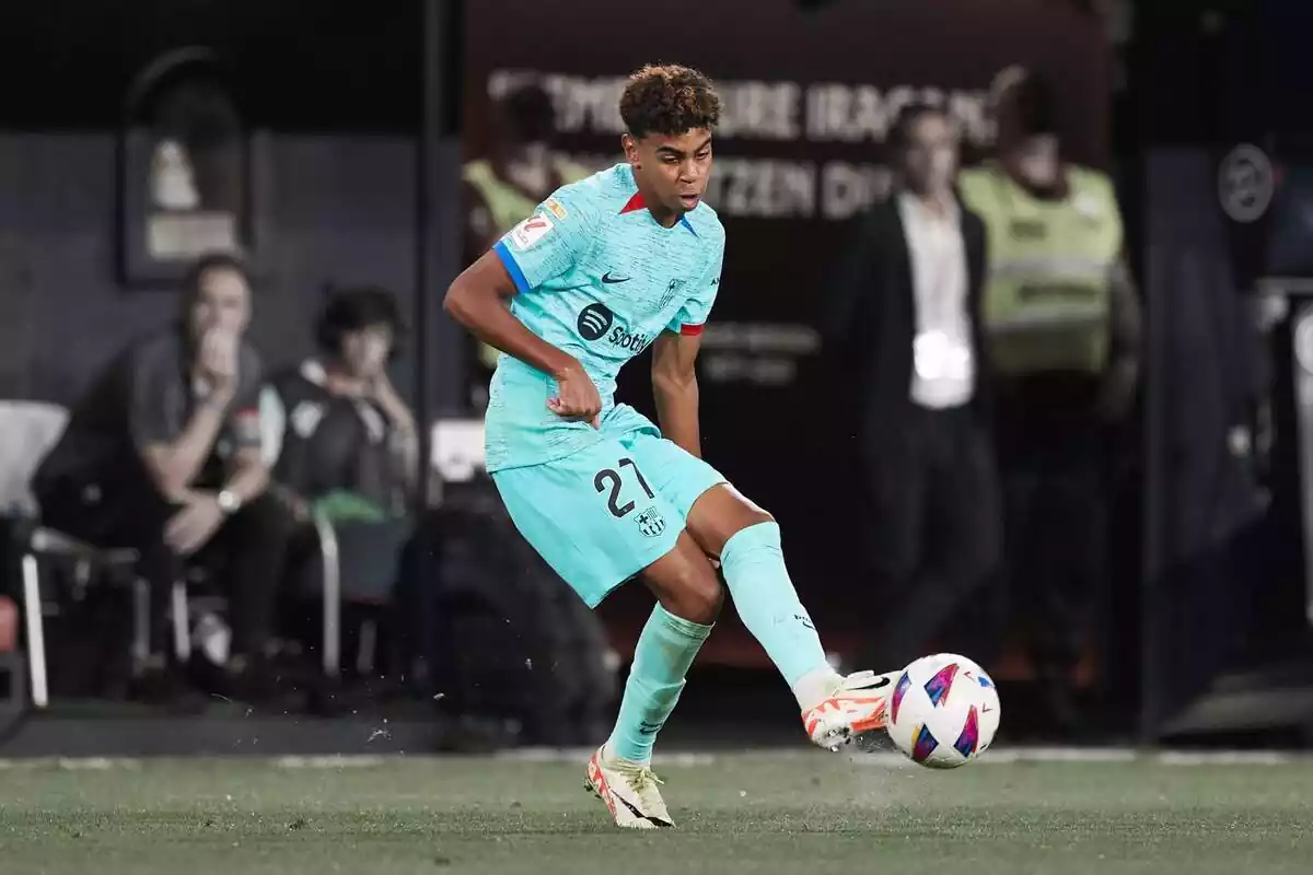 Lamine Yamal's two goals lead Barcelona to victory over Levante