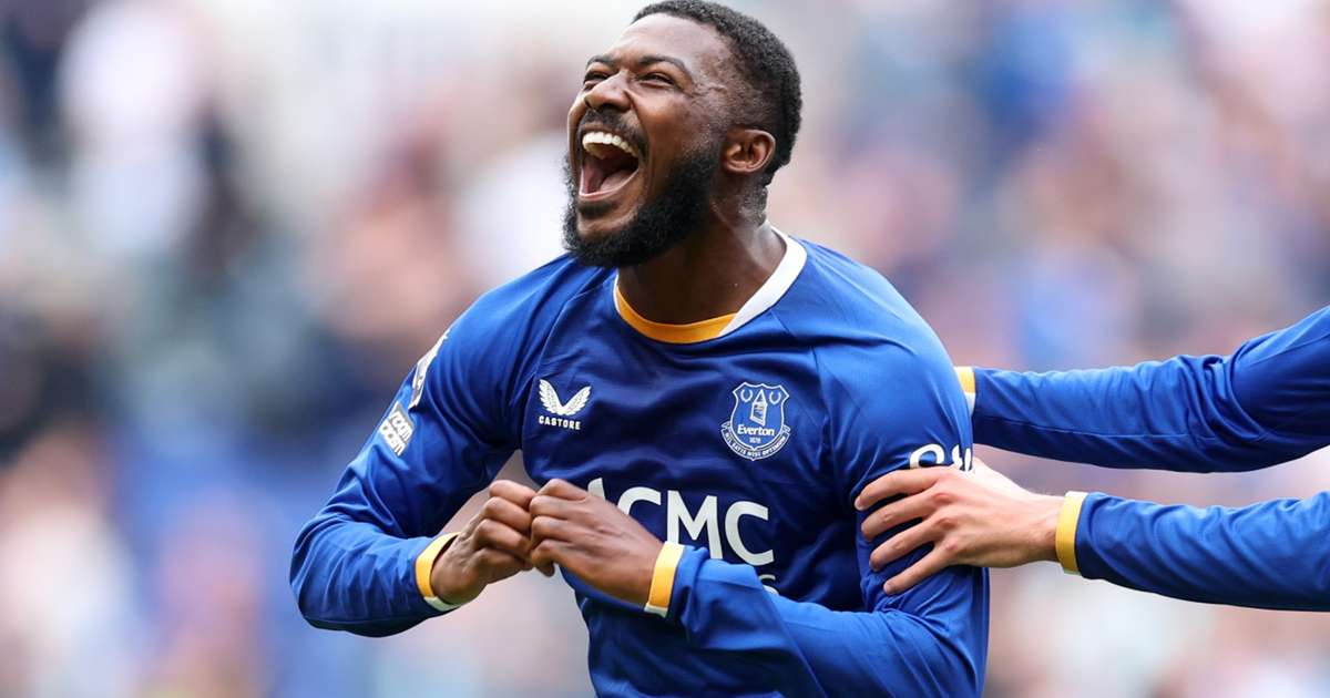 Maitland-Niles' stunning strike secures a 2-2 draw for Everton against Man Utd