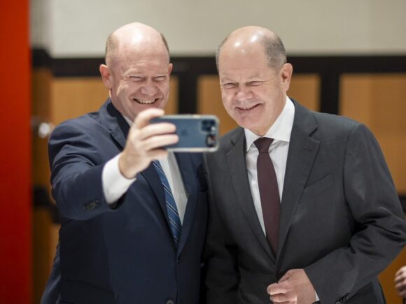 US senator posts selfie with ‘doppelgaenger’ German Chancellor Olaf Scholz