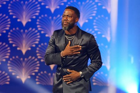 Comedian Kevin Hart joins an elite group honored at Mark Twain Prize during politically-light night