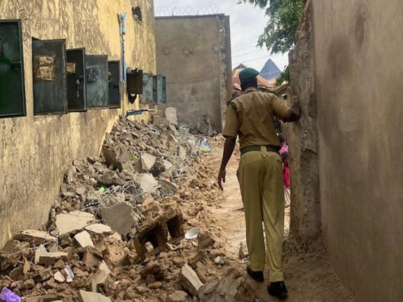 Following rain damage, around 100 prisoners escape from a Nigerian prison