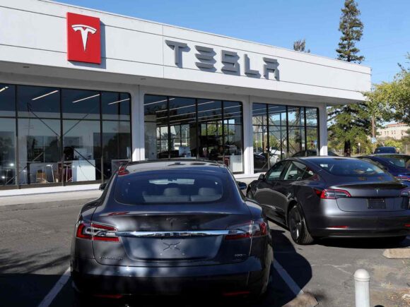 Tesla lowers the price of several of its models globally, putting pressure on its stock