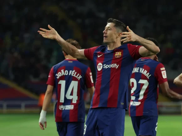 Lewandowski’s triple propels Barcelona to victory at Valencia