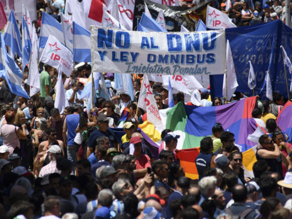 Argentines Oppose Cuts to Public Spending and Demand Review from Unions