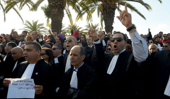 Tunisian police raid the offices of attorneys and detain one of the attorneys