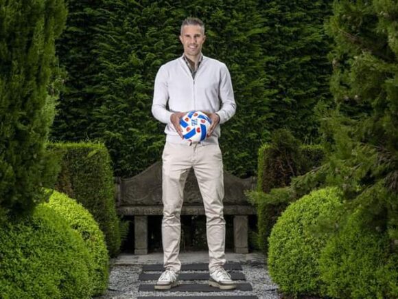 Former Manchester United and Arsenal striker Robin van Persie has been appointed head coach of Heerenveen