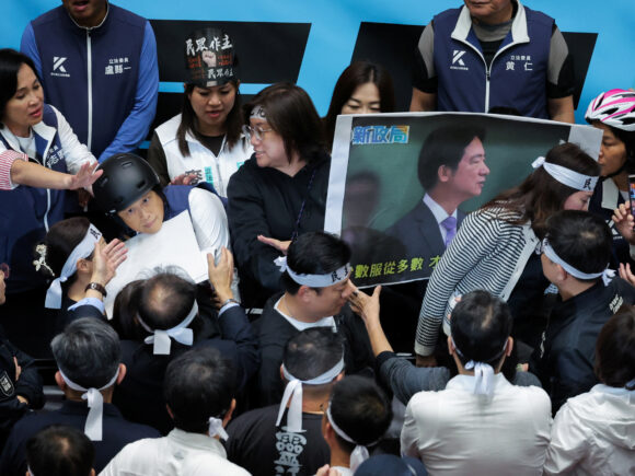 Demonstrations as the Taiwanese parliament advances divisive changes