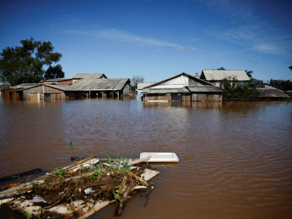 Experts warn that the floods in Brazil will take weeks to pass