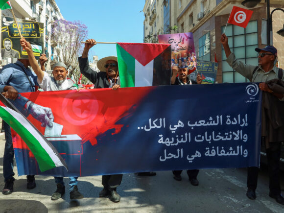 In Tunisia, hundreds demonstrate in favor of a date for impartial presidential elections