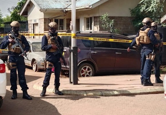 After opening fire on the magistrate in court, a Kenyan police officer was shot and killed