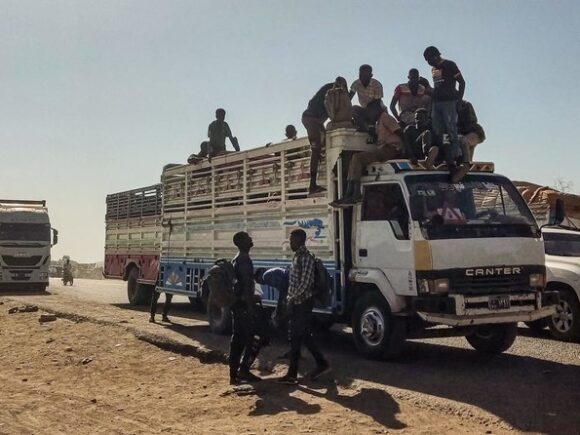 The army temporarily suspends its delivery prohibition, allowing aid trucks to enter Darfur