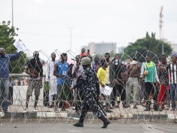 The president of Nigeria demands an end to the demonstrations over economic hardship