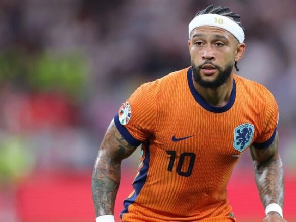 Brazilian club Corinthians has signed Dutch striker Depay