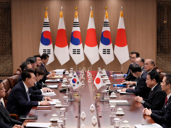 Japan’s Kishida and South Korea’s Yoon urge the continuation of the momentum from their improved relations