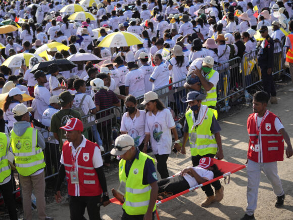 Mass with Pope Francis draws a large crowd from East Timor