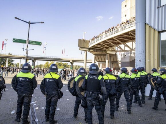 Ajax fans fight with Prague cops and try to break into the stadium