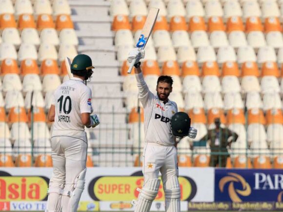 England beats Pakistan 556 runs to win the first match