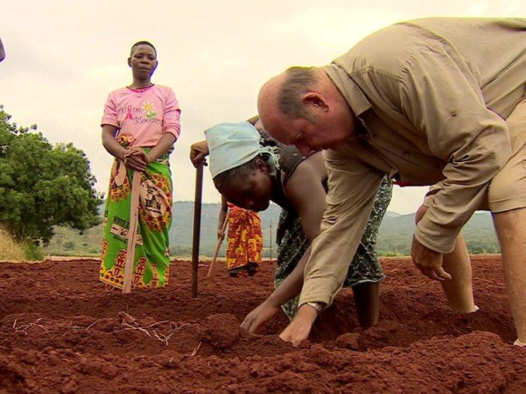 Zimbabwe pays local and foreign farmers who lost land because of land attacks