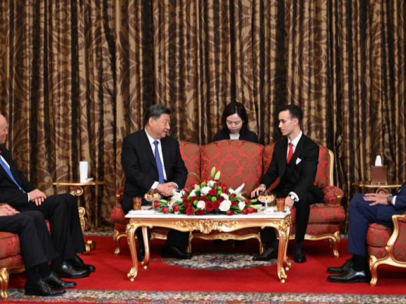 Xi of China goes to Morocco and meets with the crown prince