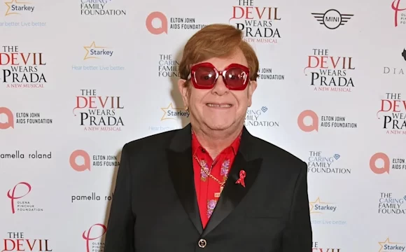 Elton John has trouble seeing while at the premiere of “The Devil Wears Prada”