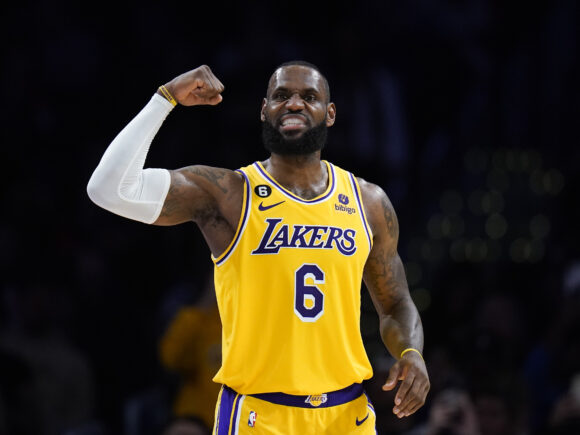 LeBron beats Abdul-Jabbar’s record of 35 years for most career minutes played