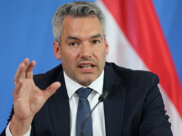 Austria offers 1,000 euros to Syrian refugees so they can go back home