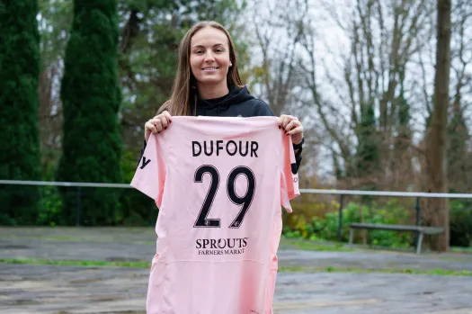 F Julie Dufour signs a three-year contract with Angel City FC