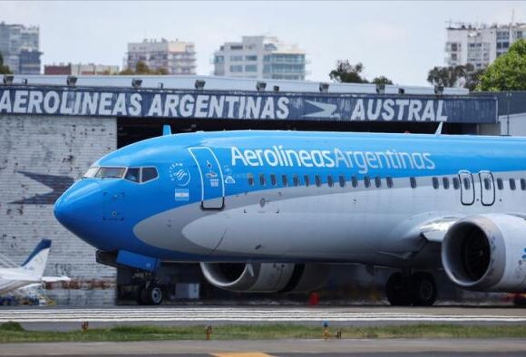 Argentina’s governmental airline reduces employees, routes, and benefits for passengers in anticipation of a potential sale