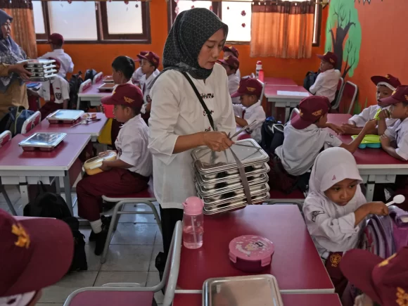 Indonesia starts giving kids and pregnant women free meals to stop them from stunting