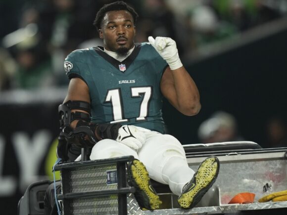 Eagles LB Nakobe Dean sustains a ruptured patellar tendon, according to reports