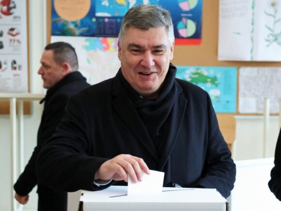 Croatian voters choose the incumbent president, according to polls