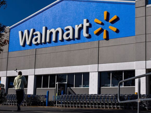 Walmart is confronted with tariff issues while Wall Street anticipates record-breaking sales