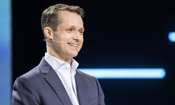 Pekka Lundmark is replaced as CEO of Nokia by Justin Hotard