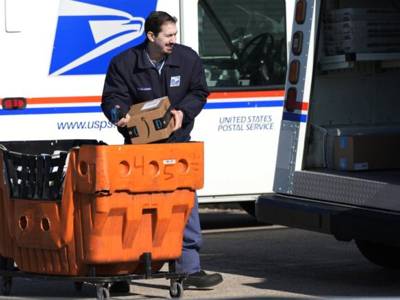 The US Postal Service suspends packages from China and attempts to minimize interruption