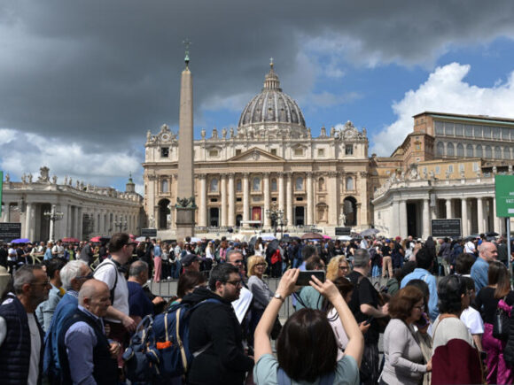 Pope Francis’ tomb draws over 30,000 visitors to the Rome church