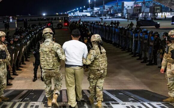 The US Supreme Court has issued a temporary block on the deportations of Venezuelan migrants, citing wartime law