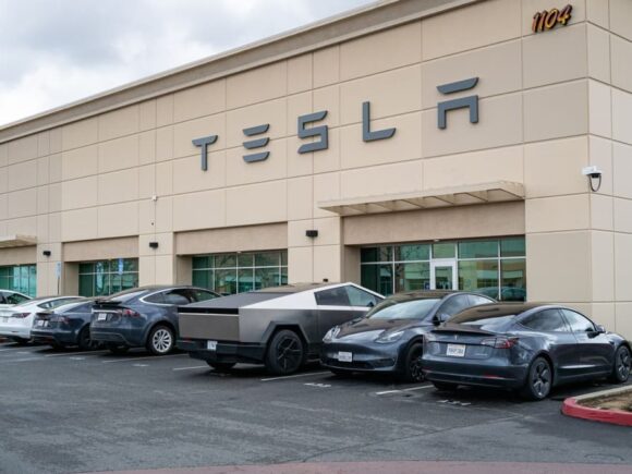 Tesla is accused of falsifying odometers in order to avoid repairs