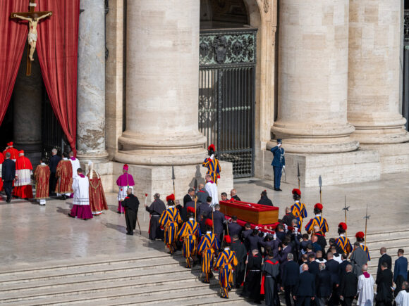St. Peter’s Basilica welcomes the faithful once again goodbye to the pope