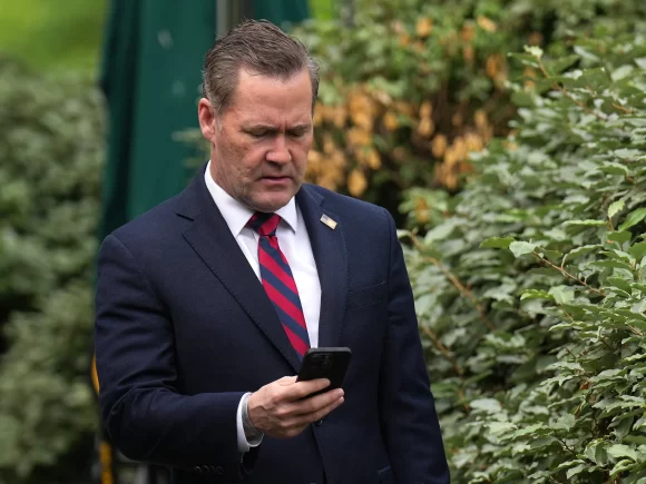 Hacker exposes the data of dozens of officials by breaching the US Government Messaging App