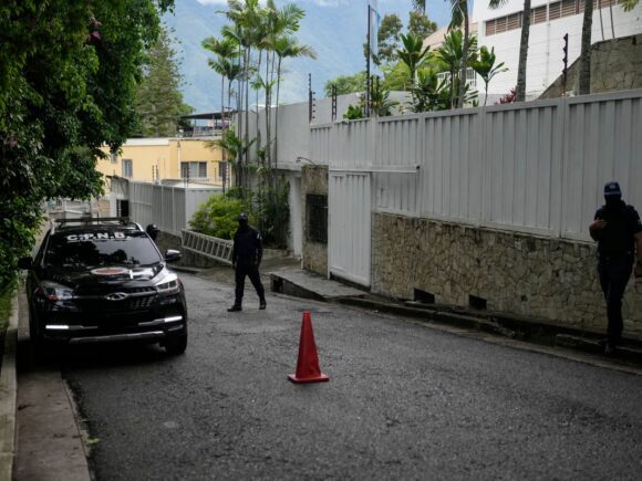 A Venezuelan minister claims that the opposition negotiated members’ departure from Argentina