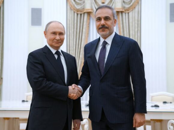 Putin and the Turkish foreign minister talk about peace efforts in Ukraine, according to a source