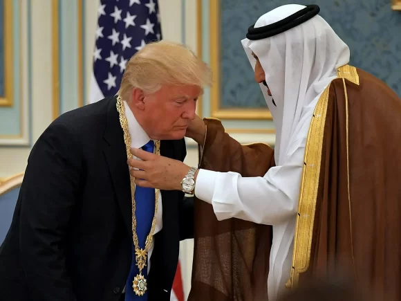Trump announces a $14.5 billion deal with Etihad for 28 Boeing aircraft equipped with GE engines