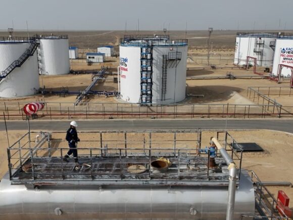 Oil rises on indications of lower US output and increased demand from China and Europe