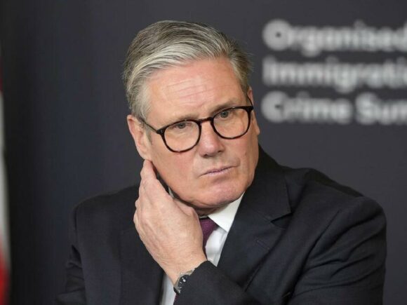 Farage puts pressure on the UK’s Starmer to tighten immigration laws
