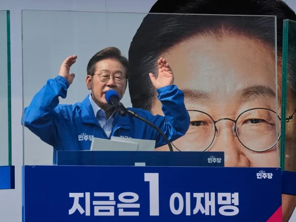 Lee, a candidate for president of South Korea, promises to restore the North Korean hotline