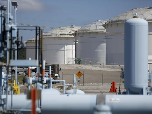 Oil prices climb due to supply concerns in Canada, Russia, and Iran