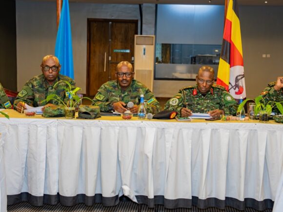 Military leaders from Rwanda and Uganda examine border security