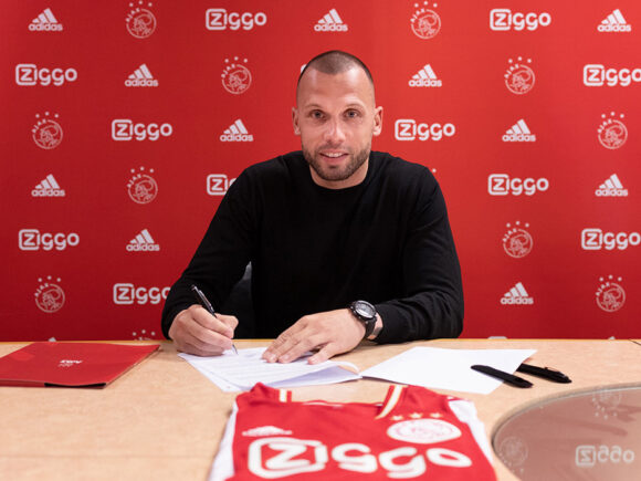 Heitinga is hired by AJAX as a new manager